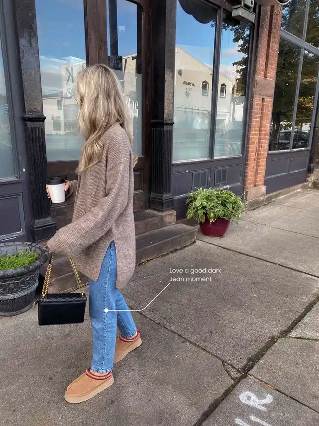 Taz Slippers Outfit, Tasman Slipper Outfit Ideas, Ugh Razz Slipper Outfit, Ugg Super Mini Outfit, How To Style Ugg Tasman, Women’s Ugg Slippers Outfit, Outfits With Tasman Slippers, Ugg Tasman Outfit Jeans, Outfits For Ugg Slippers