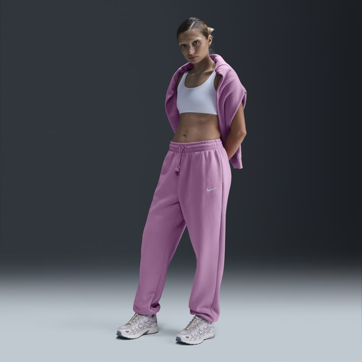 Grounded in style, comfort and versatility, meet our take on luxury loungewear. Whether you're running errands or rewatching your favorite show, these midweight fleece sweats feel extra soft on the inside to help keep you cozy. The oversized fit is intended to sit high on your hips for comfort and a stay-put feel. Nike Sportswear Phoenix Fleece Women's High-waisted Wide-leg Sweatpants, Nike Set Outfits Women, Nike Sweatpants Women, Pink Nike Sweatpants, Sweatpants Outfit Women, Nike Sweatpants Outfit, Nike Fleece Sweatpants, Nike Women Outfits, Nike Sweatsuit