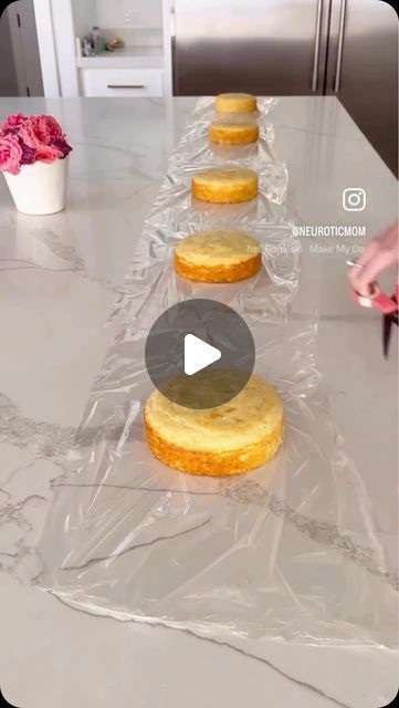 there is a video showing how to make macaroni and cheese sandwiches in the kitchen