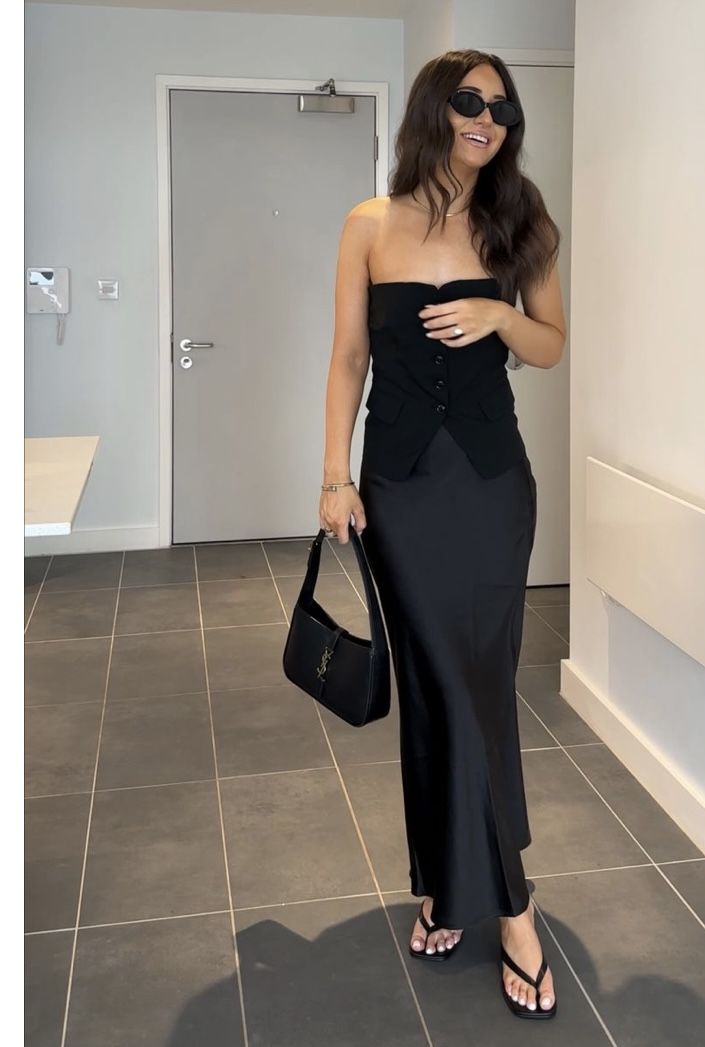 Smart Night Out Outfit, Black Satin Skirt Street Style, Satin Black Top Outfit, Long Skirt Outfits Night Out, Classy Hostess Outfit, Long Skirt Night Outfit, Family Birthday Dinner Outfit, Midi Black Skirt Outfit Summer, Black Satin Long Skirt Outfit