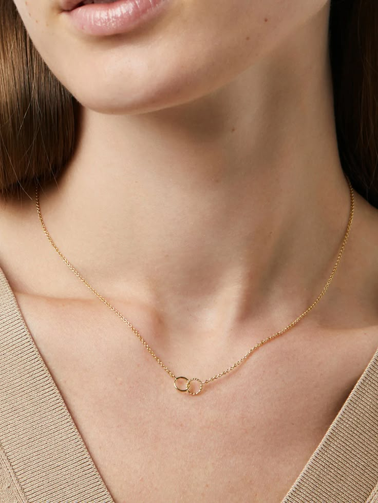 Classic Necklaces For Women, Jewelry Inspiration Necklaces, Simple Chains Gold, Simple Chain Designs Gold, Aesthetic Chains Necklace, Simple Jewelry Necklace, Simple Gold Necklace Designs, Cute Necklaces Aesthetic, Teenage Jewelry