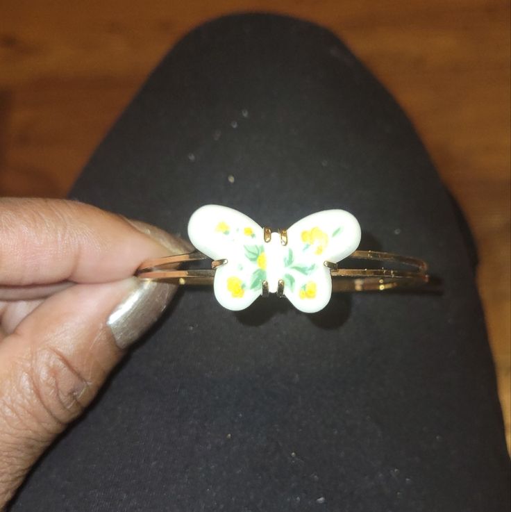 Vintage Porcelain Butterfly Gold-Tone Cuff Bracelet Avon 7 Inches In Excellent Condition. White Bangle Bracelet For Spring, White Bangle Jewelry For Spring, Porcelain Butterfly, Lily Bracelet, Vintage Cuff Bracelet, Pearl Bracelet Gold, Avon Vintage, Faux Pearl Bracelet, Bracelet Earring Set