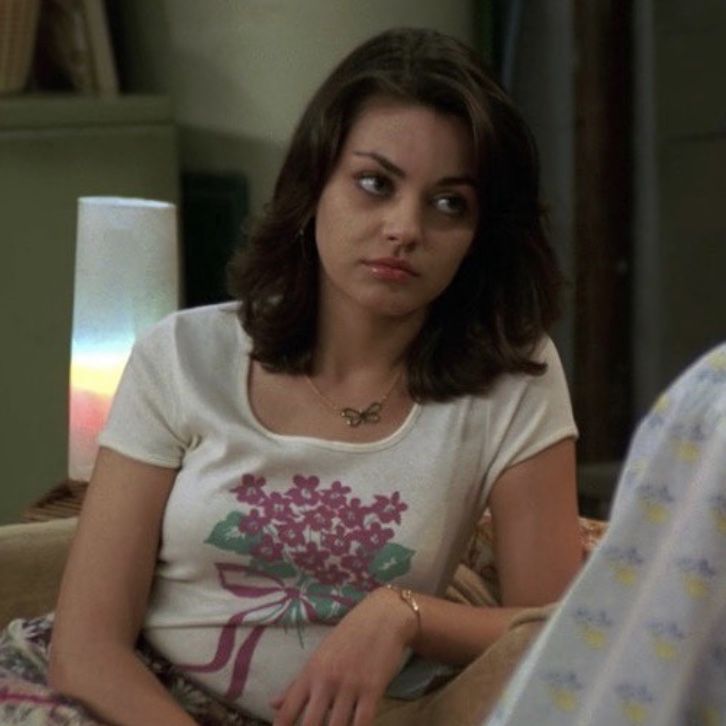 Mila Kunis Short Hair, Short Ish Hair, Jackie Burkhart Outfits, Mila Kunis Hair, Jackie That 70s Show, Mila Kunis Style, Jackie Burkhart, 2000s Girl, 70s Show