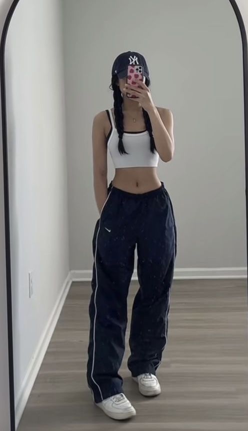 Pakaian Hipster, Track Pants Women, Practice Outfits, Tomboy Outfits, Swaggy Outfits, Mode Inspo, Baggy Pants, Sporty Outfits, Casual Style Outfits