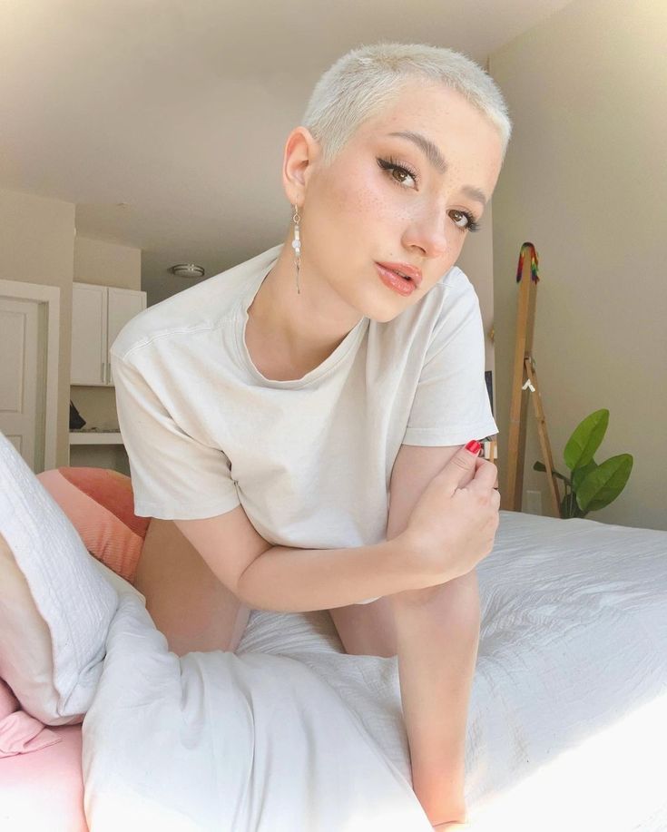 Bald Hairstyle, Brunette Hair Color With Highlights, Short Bleached Hair, Buzzed Hair Women, Buzz Cut Women, Bold Women, Shaving Your Head, Buzzed Hair, Buzz Cuts