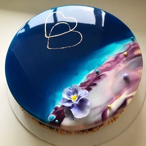 there is a blue plate that has flowers on it and the words i love you