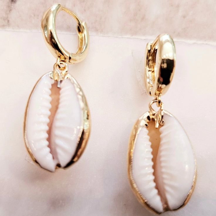 Updated Basic with a twist!Perfect hooop drop earring for day and for night. Perfect for summer trips, get-aways, bridal events and weddings. Perfect size easy to wear, comfortable and light in weight.Natural Cowry Shell (elctrogold plated)Gold Plated HoopApproximately 1 1/2" LongHoop Thickness - 4mmHoop Size - 3/4 Diameter Cowry Shell, Bridal Events, Bridal Event, Drop Earring, Jewelry Earrings Hoops, Summer Travel, Wedding Earrings, Apparel Accessories, Etsy Earrings