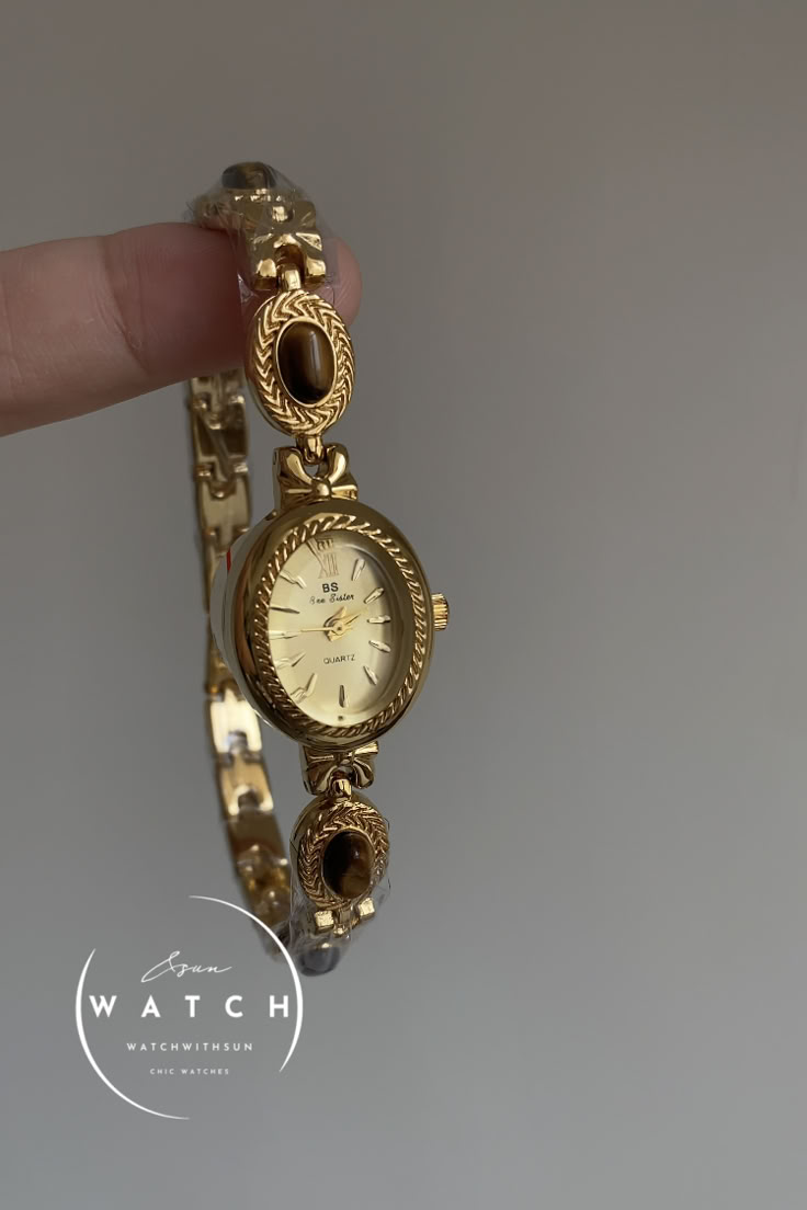 This exquisite watch features a unique oval-shaped dial that seamlessly combines elegance and functionality. Its eye-catching design makes it more than just a timepiece; it’s a stunning accessory that enhances any outfit. Whether for daily wear or special occasions, this watch adds a touch of sophistication and charm to your look. Delicate Watches Women, Dainty Watches For Women, Women’s Watch, Feminine Watches, Dainty Watches, Watches Aesthetic, Elegant Watches Women, Vintage Gold Watch, Dope Jewelry Accessories