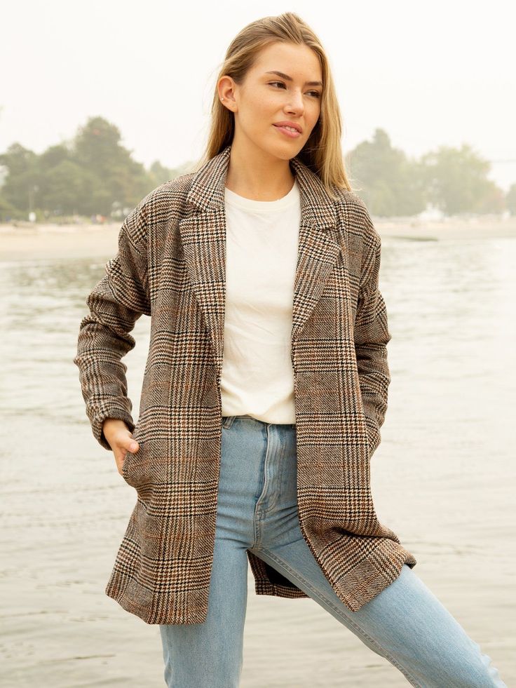 Chic Collared Fall Blazer, Chic Collared Blazer For Fall, Fall Single Breasted Button-up Sport Coat, Trendy Collared Fall Blazer, Trendy Collared Blazer For Fall, Casual Double-breasted Wool Coat With Pockets, Lapel Collar Outerwear With Pockets For Work, Collared Outerwear For Office In Fall, Oversized Fall Blazer With Lapel Collar