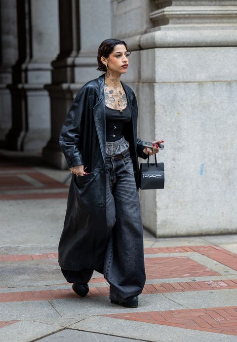 Urban Club Outfits, Rebellious Style Outfits, Steampunk Street Style, New York Alternative Fashion, Loner Aesthetic Outfit, Street Goth Fashion, Nyc Street Style Aesthetic, Club Look Outfits Night, Women’s Street Style