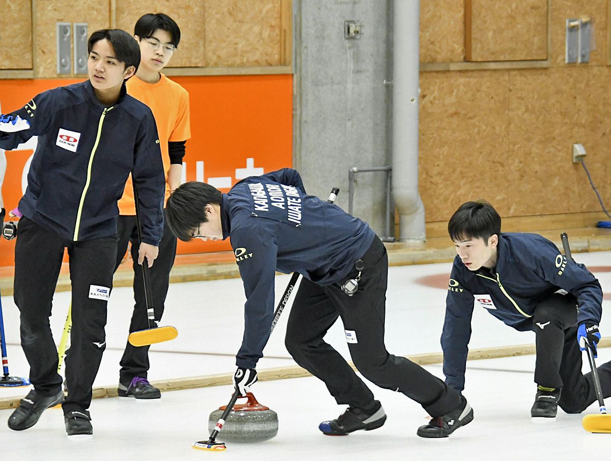 【男子予選リーグ・青森・岩手・長野合同－北海道選抜】1点差で敗れ、初日を1勝1敗で終えた青森・岩手・長野合同。右端が佐藤＝オカでんアリーナカーリング場