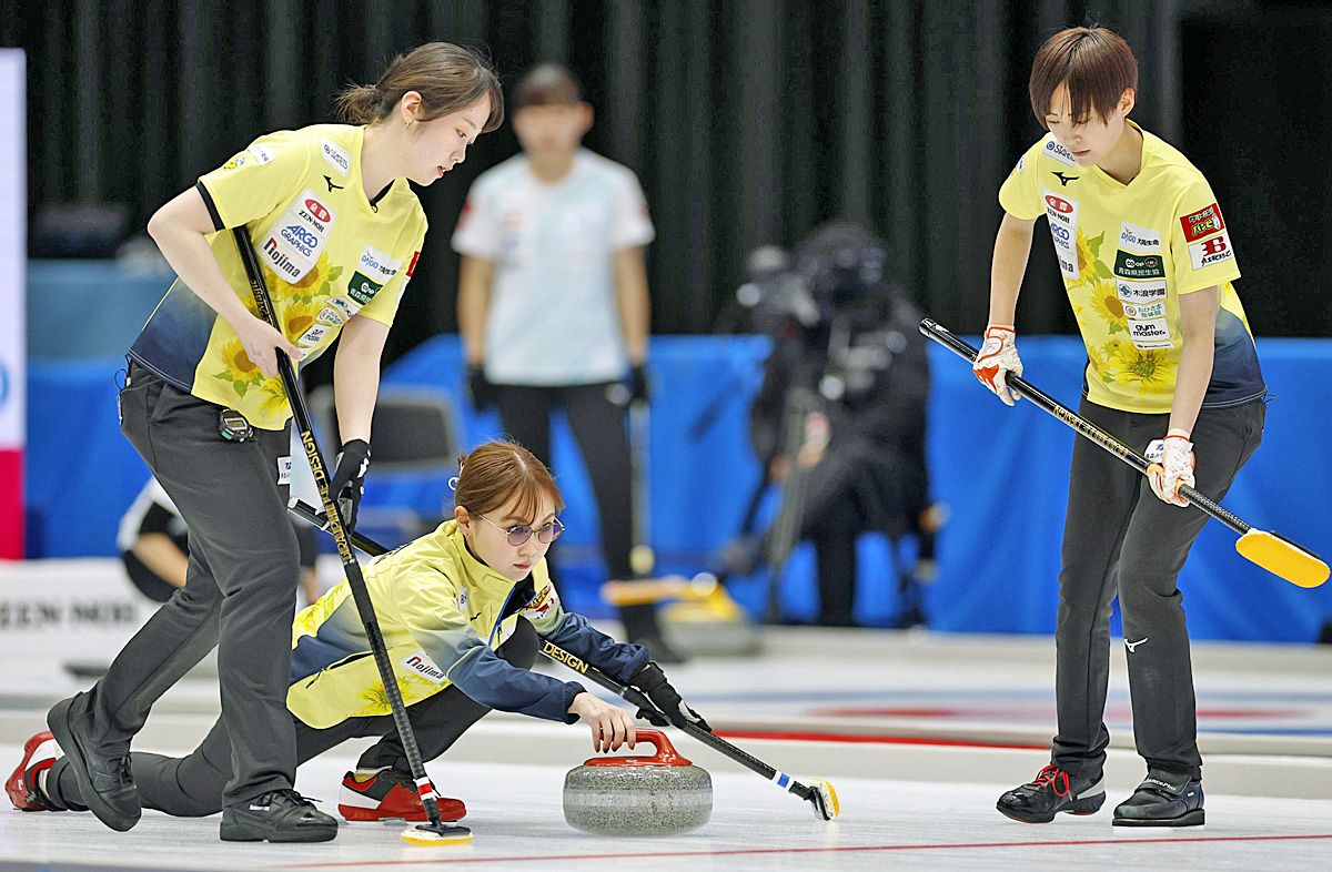 女子2次リーグのロコ・ソラーレ戦でショットを放つフィロシーク青森の木原（中央）＝横浜BUNTAI（共同）