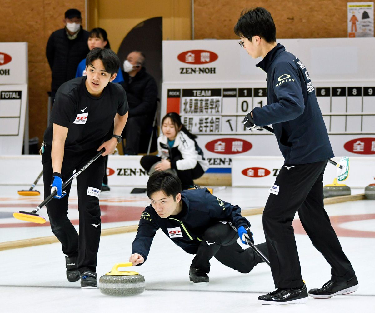 【男子決勝・北海道選抜－青森・岩手・長野合同】優勝を果たした青森・岩手・長野合同の（左から）瀬川、佐藤、高橋＝オカでんアリーナカーリング場