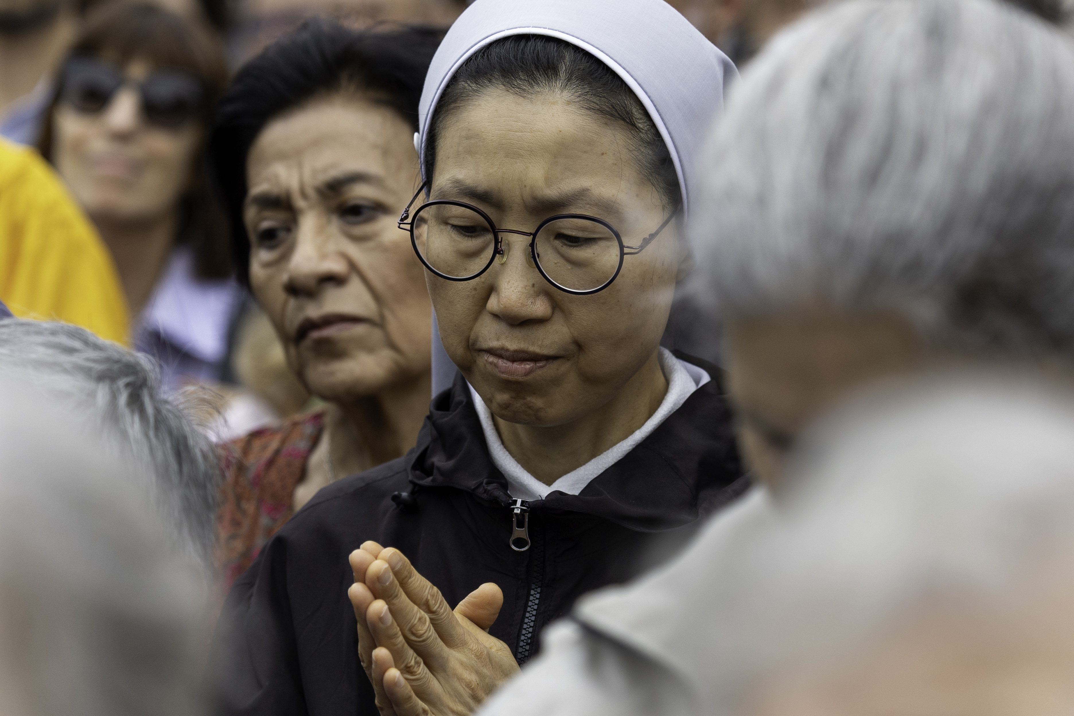 ローマ教皇のために祈る人々＝2月24日、ブエノスアイレス・アルゼンチン（ゲッティ＝共同）