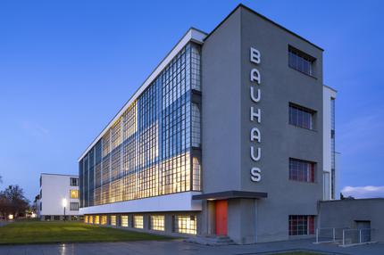 Stiftung Bauhaus Dessau: Im Bauhausgebäude Dessau, vor 100 Jahren von Walter Gropius entworfen, sitzt heute die Stiftung Bauhaus. Seit 1996 zählt es zum Unesco-Weltkulturerbe.