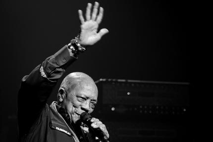 USA: US-Produzent Quincy Jones winkt auf der Bühne während des 53. Montreux Jazz Festivals am 30. Juni 2019 in Montreux.