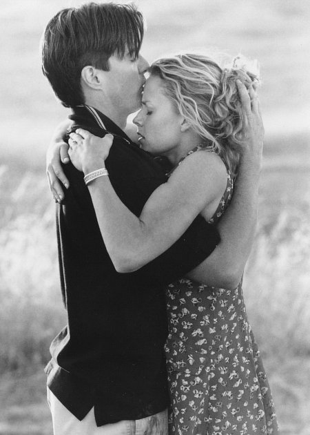 Elisabeth Shue and Kyle MacLachlan in The Trigger Effect (1996)