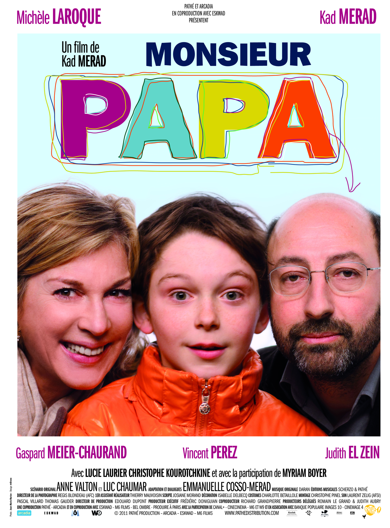 Michèle Laroque, Kad Merad, and Gaspard Meier-Chaurand in Monsieur Papa (2011)