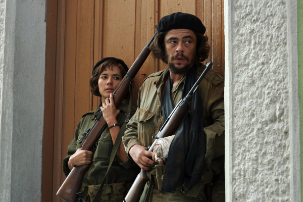 Benicio Del Toro and Catalina Sandino Moreno in Che: Part One (2008)