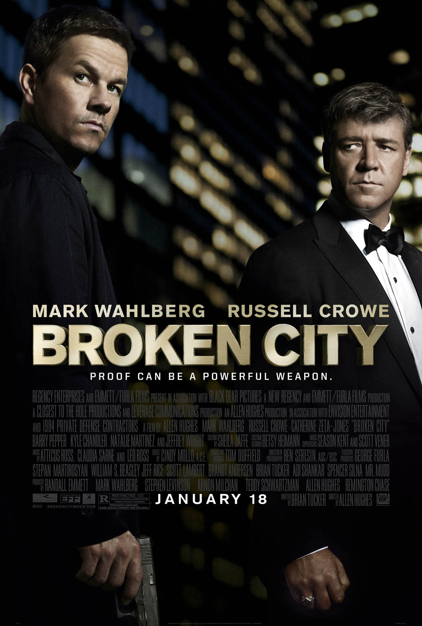 Russell Crowe and Mark Wahlberg in Broken City (2013)