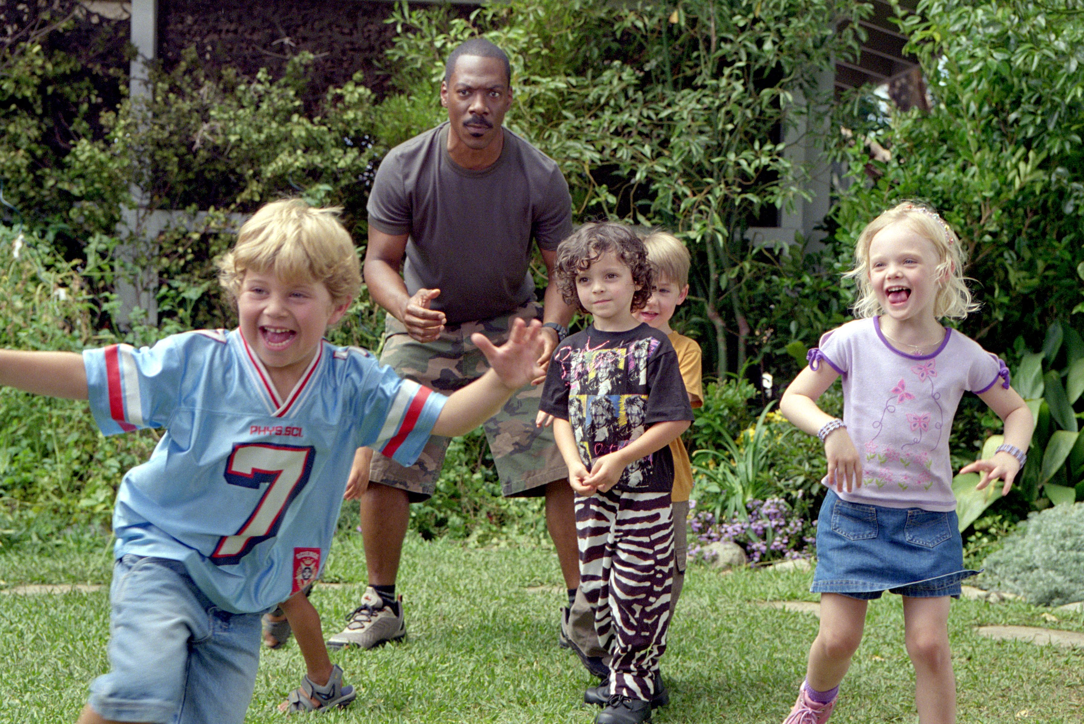 Eddie Murphy, Elle Fanning, Max Burkholder, Connor Carmody, and Shane Baumel in Daddy Day Care (2003)