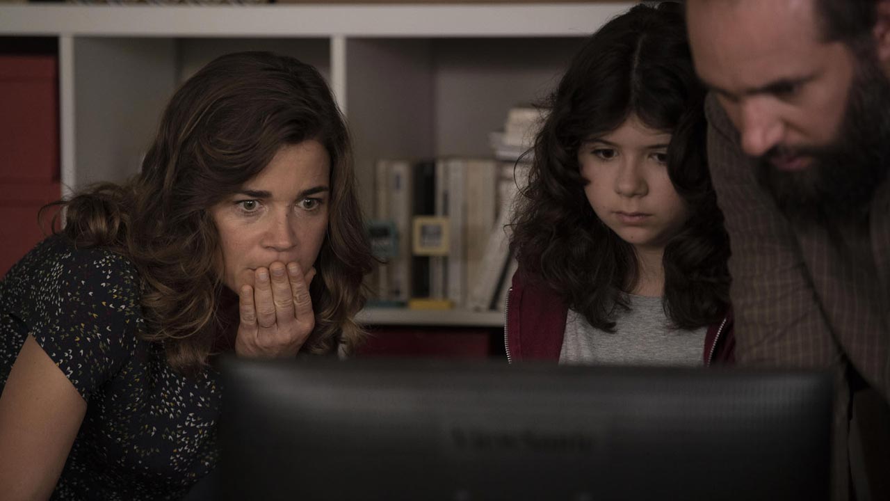 Blanche Gardin, Maxence Tual, and Nina Simonpoli-Barthelemy in Selfie (2019)