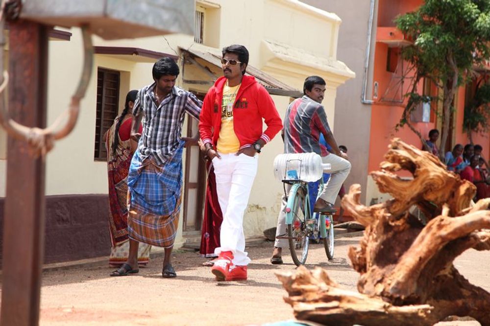 Soori and Sivakarthikeyan in Varuthapadatha valibar sangam (2013)