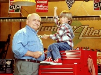 Edward Asner and Haley Joel Osment in Thunder Alley (1994)