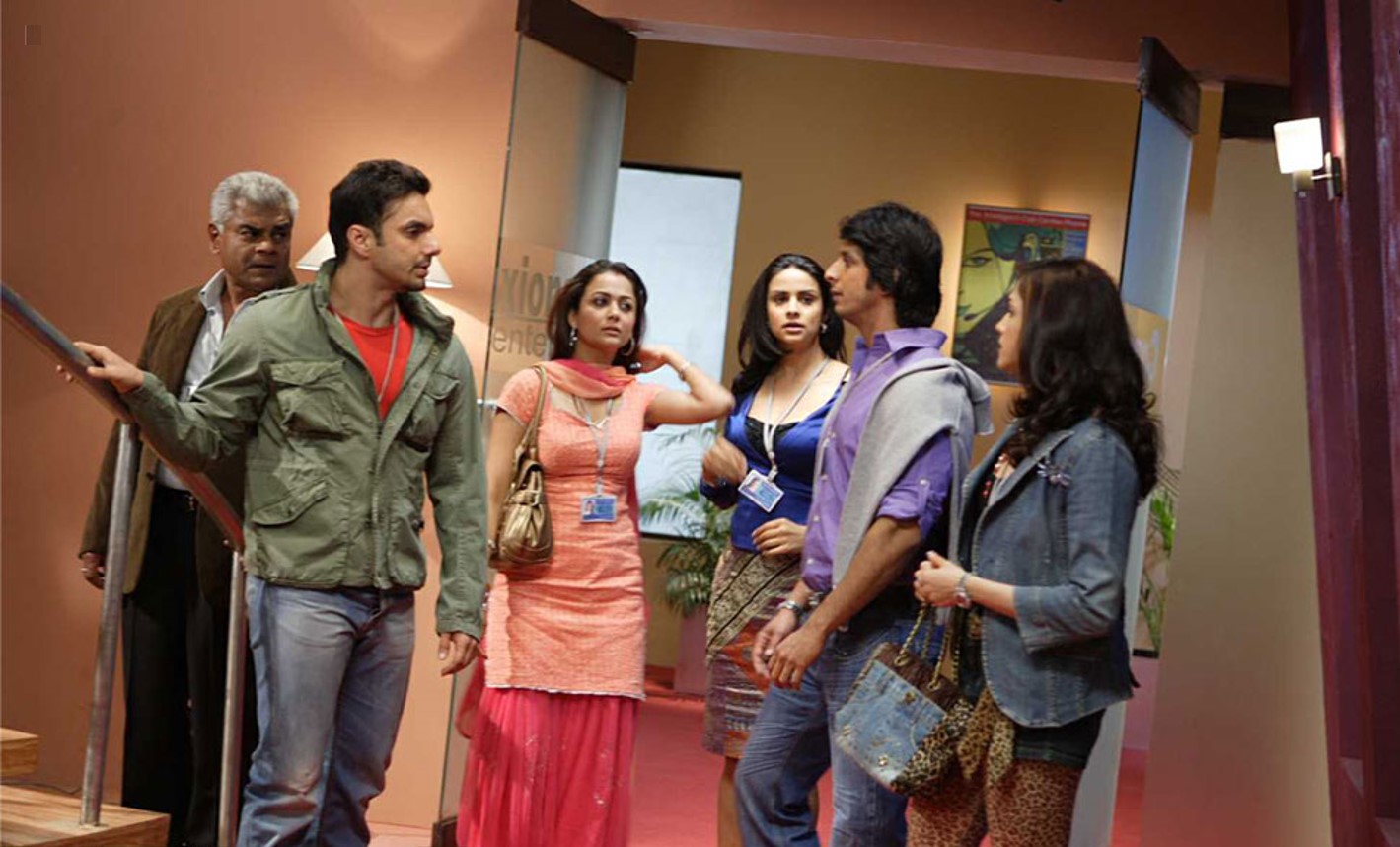 Sharman Joshi, Sohail Khan, Isha Koppikar, Sharat Saxena, Amrita Arora, and Gul Panag in Hello (2008)