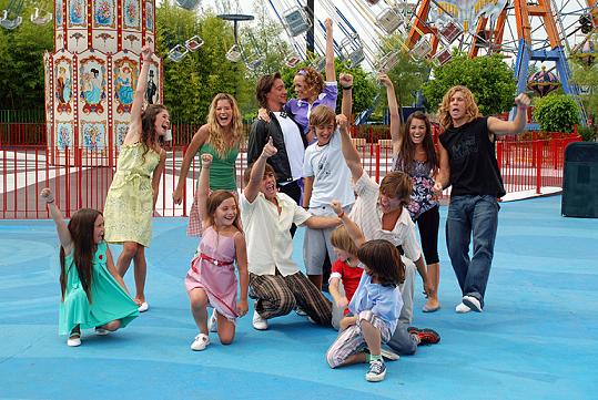 Nicolás Vázquez, Yeyo De Gregorio, Lali Espósito, China Suárez, Gaston Dalmau, Nicolás Riera, Emilia Attías, Peter Lanzani, Guadalupe Antón, Tomás Ross, Florencia Cagnasso, and Nazareno Antón in Casi ángeles (2007)