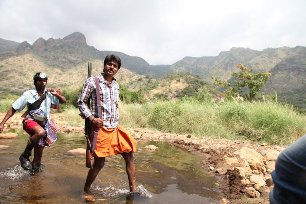 Soori and Sivakarthikeyan in Varuthapadatha valibar sangam (2013)