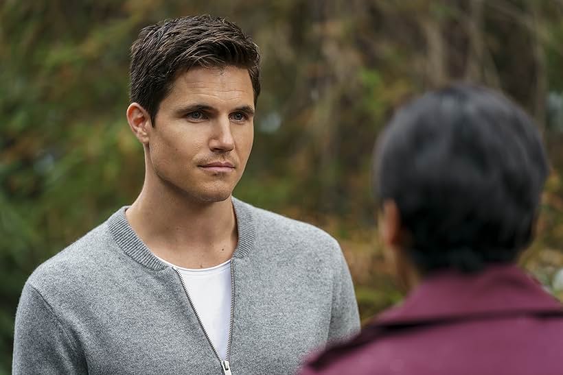 Robbie Amell and Andy Allo in Upload (2020)