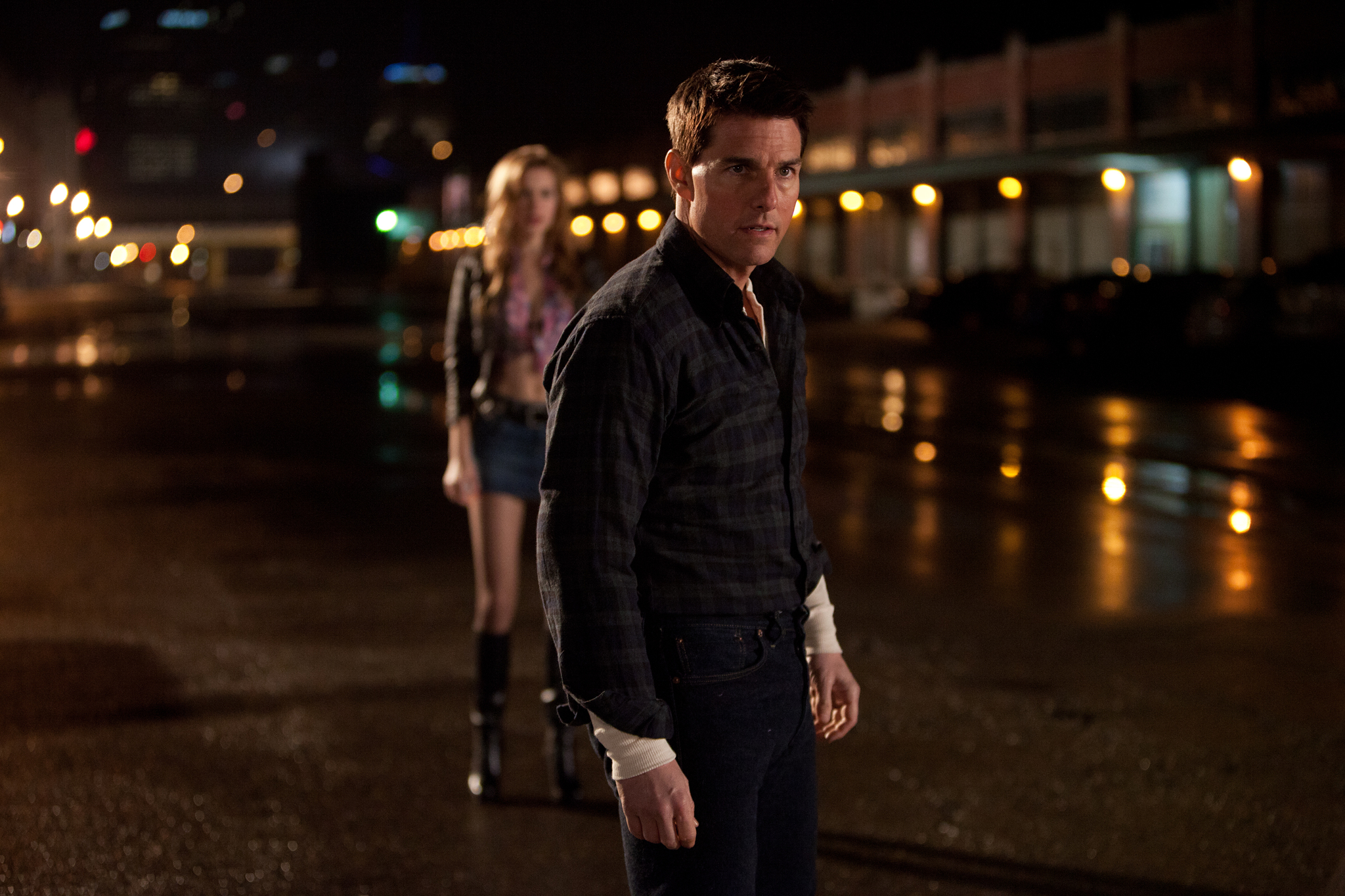 Tom Cruise and Alexia Fast in Jack Reacher (2012)