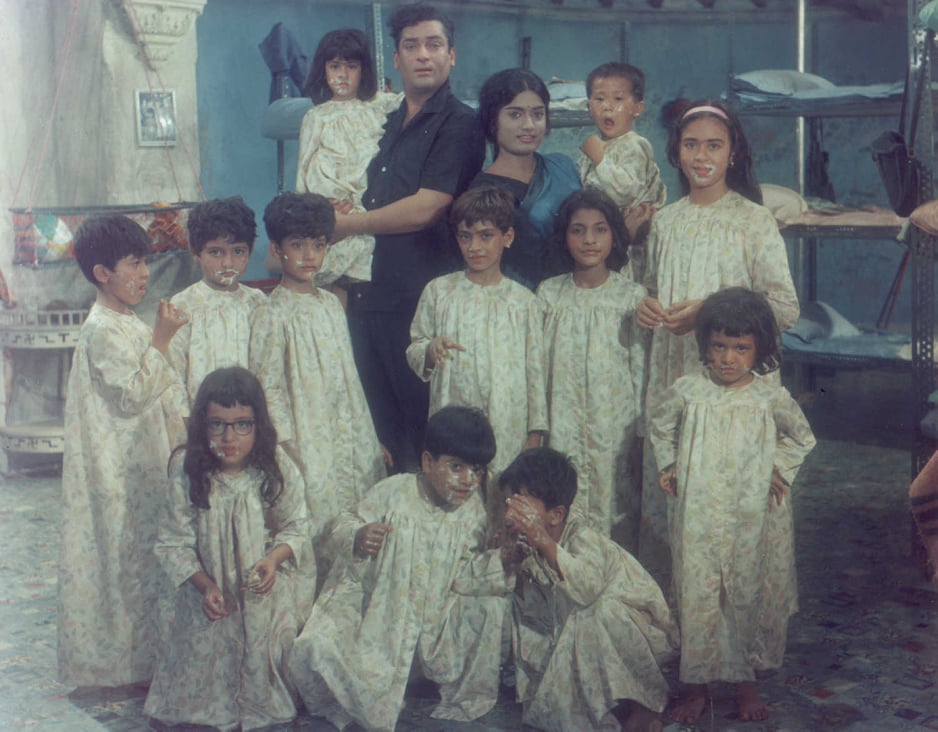 Shammi Kapoor, Farida Dadi, Mehmood Jr., Rajshree, Sachin Pilgaonkar, Master Shahid, Baby Faozia, Baby Meena, Baby Sakina, Master Waseem, Master Yonin, Master Anil, Master Sarju, Master Vijay, and Baby Guddi in Brahmachari (1968)