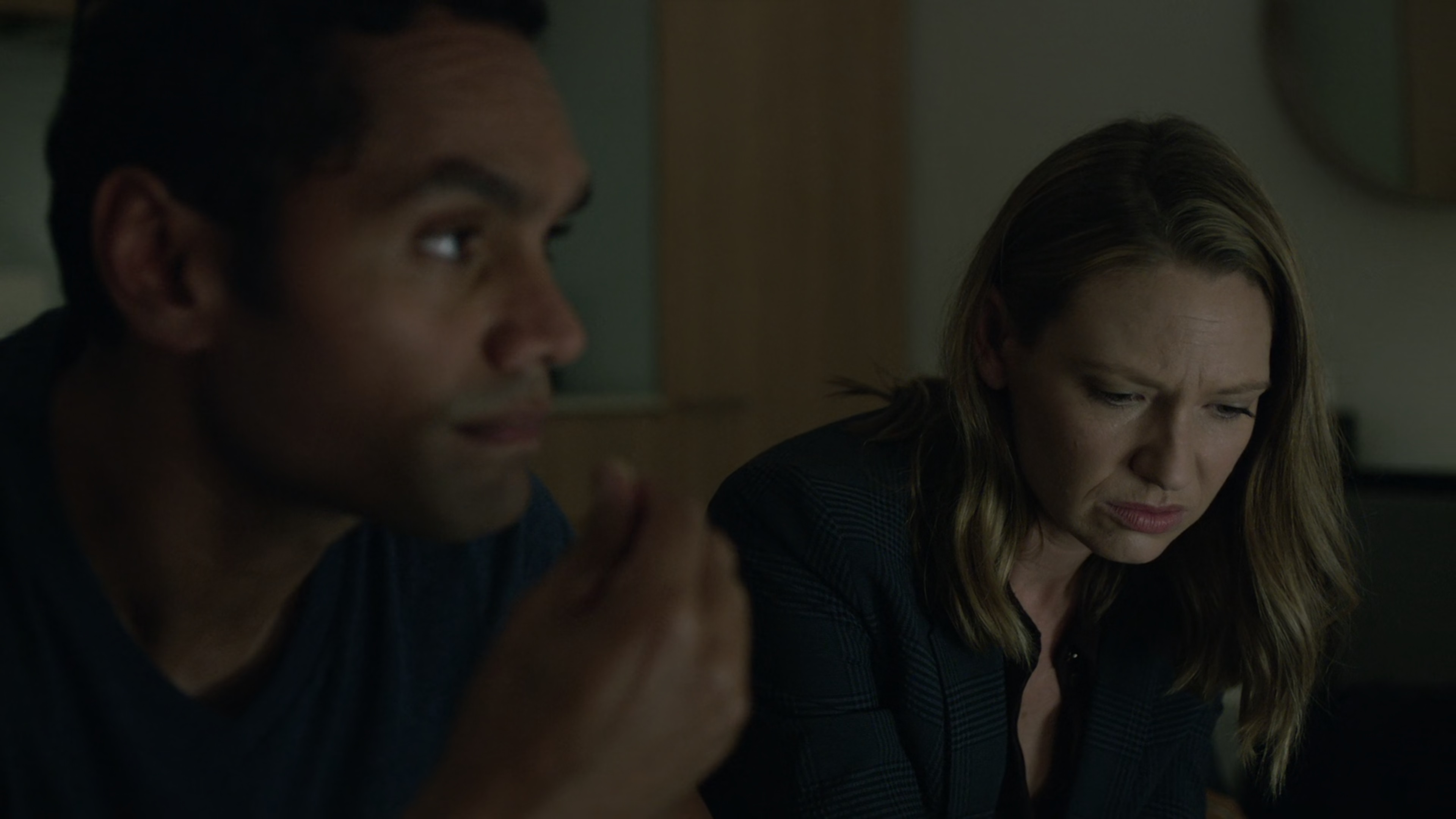 Anna Torv and Rob Collins in Secret City (2016)