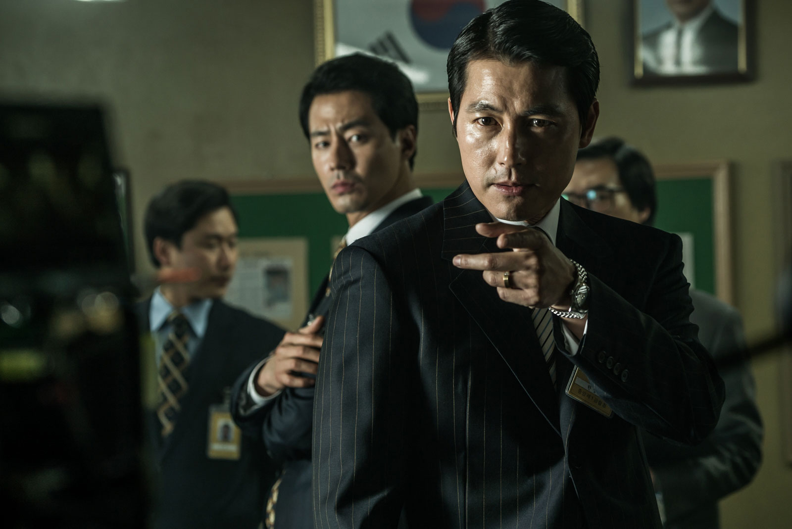 Jung Woo-sung and Zo In-sung in The King (2017)