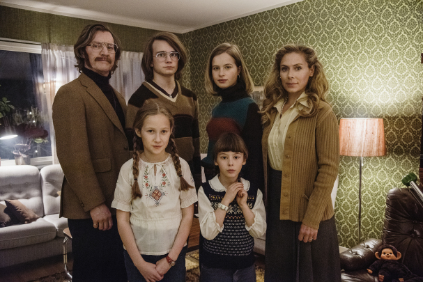 Magnus Krepper, Eva Röse, Elsa Wörmann, and Anton Forsdik in The Days the Flowers Bloom (2019)