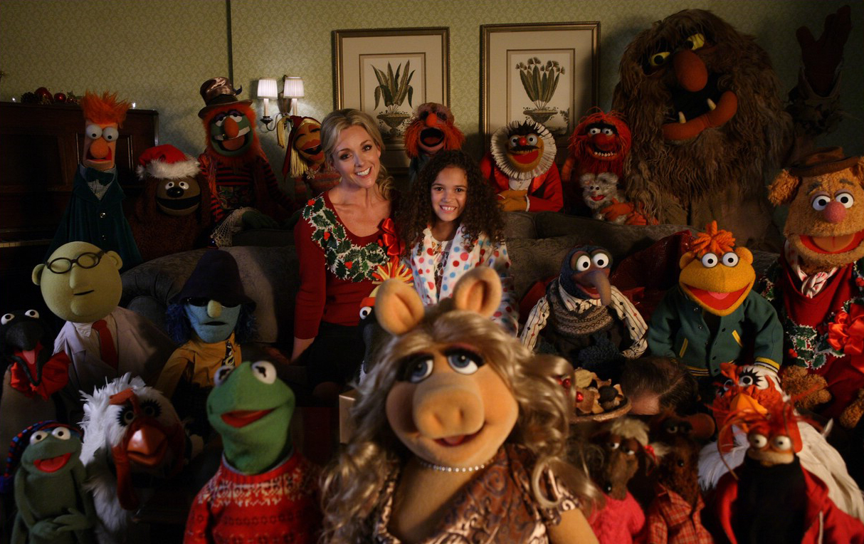 Jane Krakowski, Pam Arciero, Bill Barretta, Tyler Bunch, Leslie Carrara-Rudolph, Stephanie D'Abruzzo, James Godwin, Dave Goelz, James J. Kroupa, Peter Linz, Noel MacNeal, Jim Martin, Martin P. Robinson, David Rudman, Matt Vogel, Steve Whitmire, Rowlf, Eric Jacobson, Tim Lagasse, Heather Asch, Paul McGinnis, and Madison Pettis in A Muppets Christmas: Letters to Santa (2008)