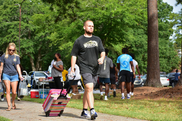 students moving into dorm