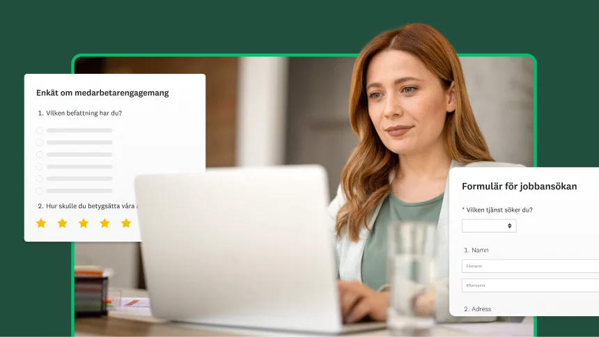 Kvinna som arbetar på en dator bredvid en enkät om medarbetarengagemang