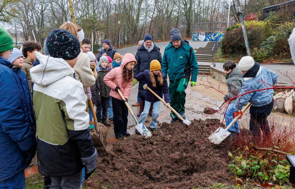 Schülerinnen und Schüler der Jenaplanschule bei der Pflanzung