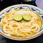 丸亀製麺 - すだちをギュッって絞って…