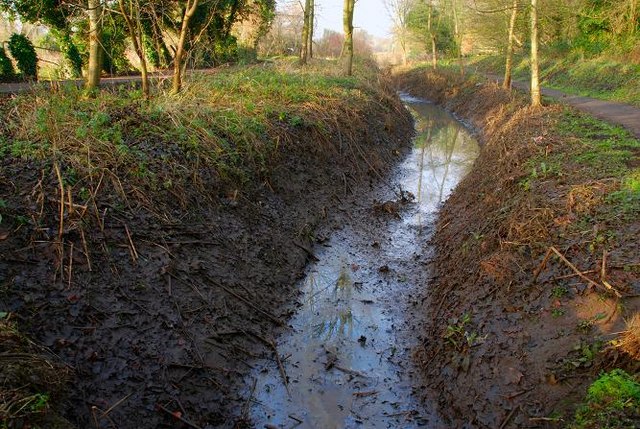 File:Almost dry channel, Drumbridge - geograph.org.uk - 637493.jpg