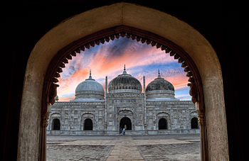 Abbasi Mosque, Bahawalpur Photograph: Usamashahid433 Licensing: CC-BY-SA-4.0