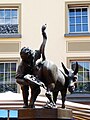 Skulptur mit Dukatenesel auf dem Brunnen des Marktplatzes (Place de la Libération)