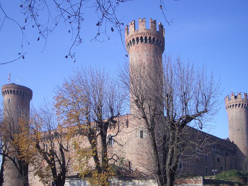 File:Ivrea Castello.jpg