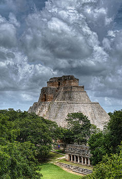 Español: Pirámide del Adivino o del Enano, Uxmal, Yucatán, México English: Pyramid of the Magician, Uxmal, Yucatán, Mexico Photograph: G Concha C