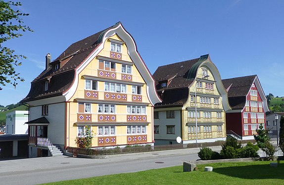 Trois maisons aux gables caractéristiques à Appenzell