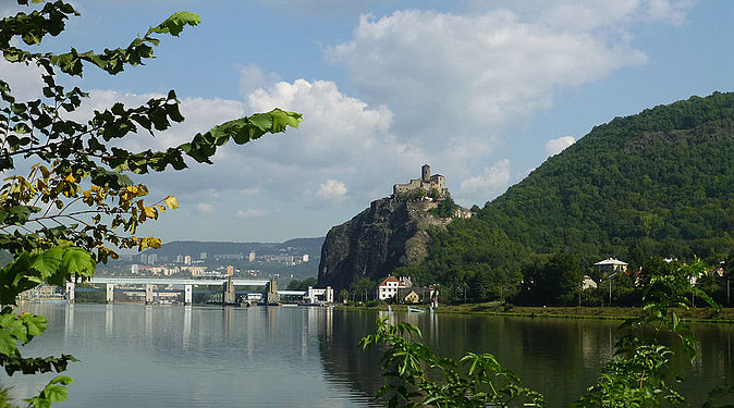 Weir on the Elbe, upstream of Usti nad Labem. Strekov castle.