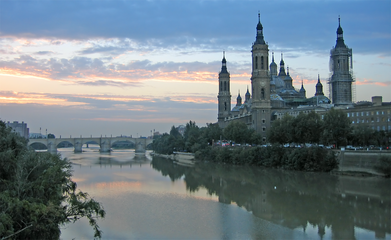 El Pilar, Puente de Piedra y río Ebro →